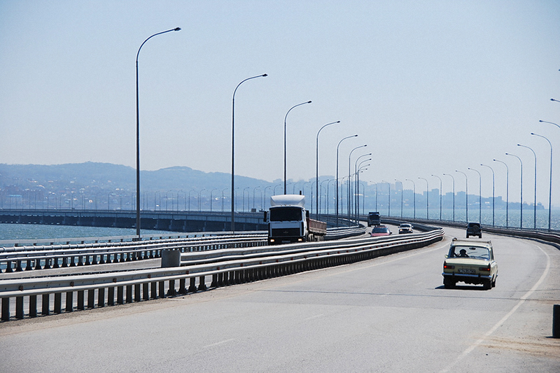 Мост через&nbsp;Амурский залив 

Третий мост, построенный во&nbsp;Владивостоке в&nbsp;рамках саммита АТЭС, соединяет между&nbsp;собой полуостров Де-Фриз и&nbsp;район Седанка. Это самый &laquo;дешевый&raquo; из&nbsp;&laquo;атэсовских&raquo; мостов, его стоимость&nbsp;&mdash; 12 млрд&nbsp;руб., и&nbsp;самый длинный, протяженностью 4,3 км.
