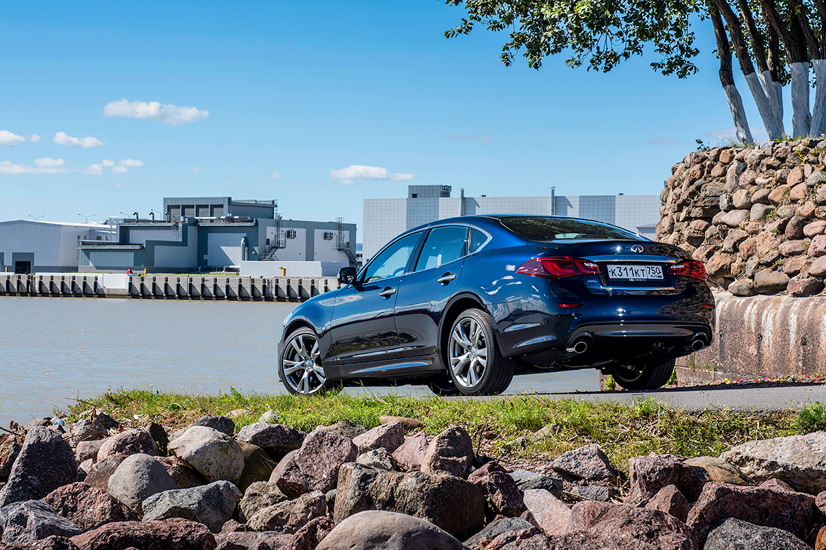 Прямой наследник. Тест-драйв Infiniti Q70 :: Autonews