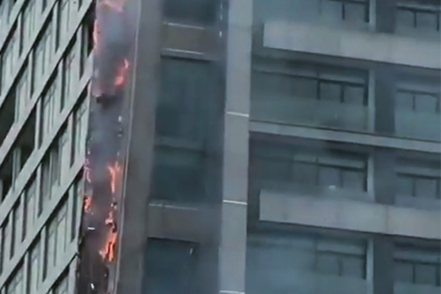 По данным местных СМИ, огонь вспыхнул на верхних этажах здания, после чего охватил этажи с 13-го по 20-й