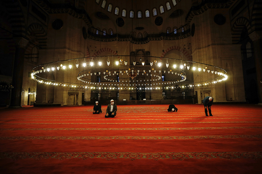 Несколько верующих молятся в самой большой мечети Стамбула&nbsp;&mdash; Сулеймание




