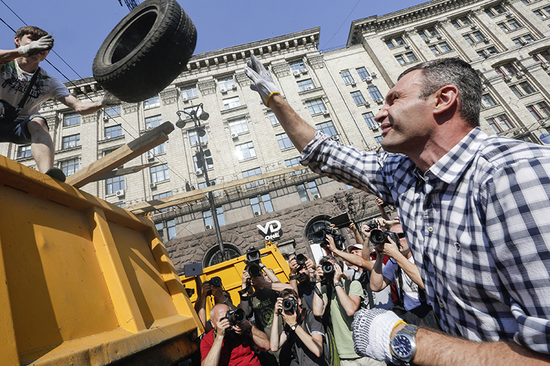 Победивший в мае на выборах мэра Киева Виталий Кличко в августе выполнил свое предвыборное обещание&nbsp;разобрать баррикады в центре украинской столицы.

На фото: Кличко участвует в разборе баррикад в центре Киева, 9 августа.&nbsp;