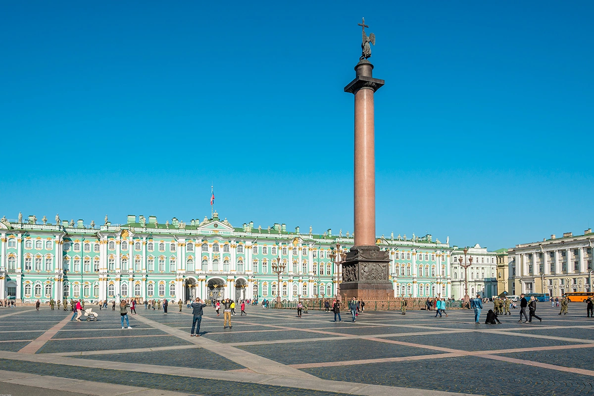 Дворцовая площадь — главная площадь Санкт-Петербурга — в наши дни