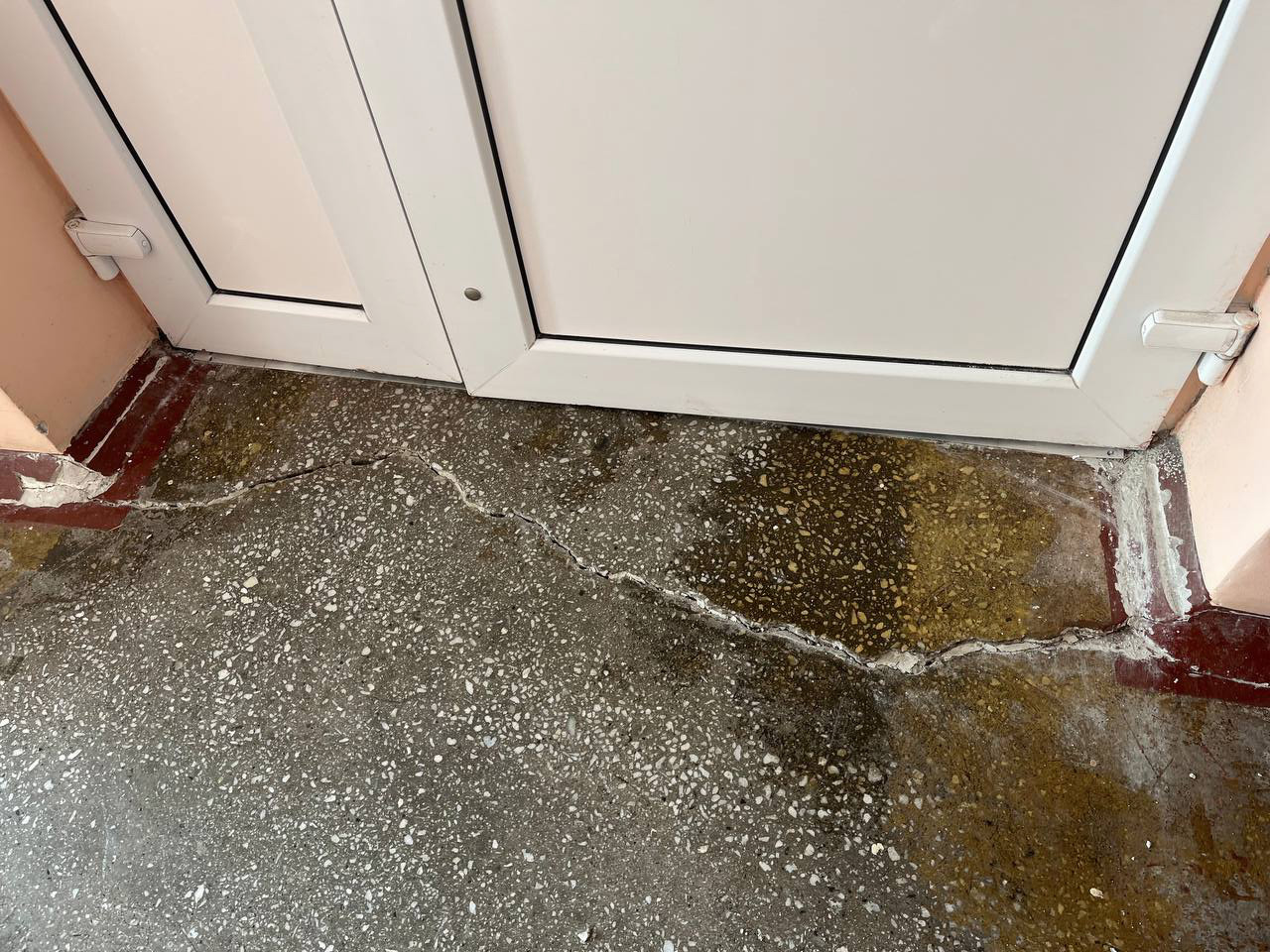 Повреждения зданий после землетрясения в Петропавловске-Камчатском