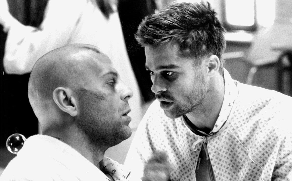 Брюс Уиллис и Брэд Питт в фильме &laquo;Двенадцать обезьян&raquo; Терри Гиллиама, 1995 год