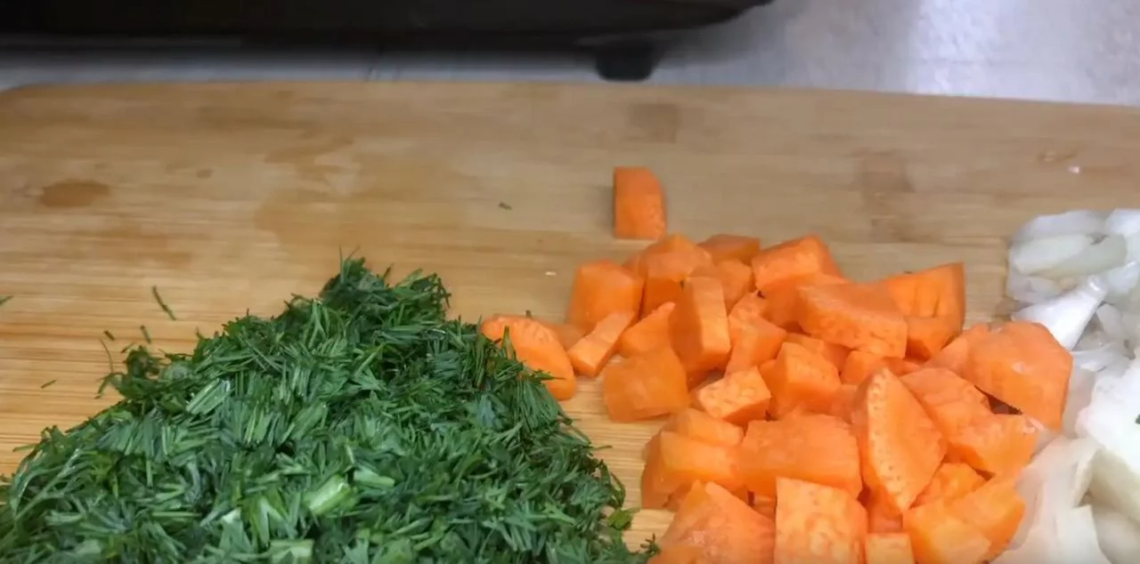 Нарежьте овощи и зелень