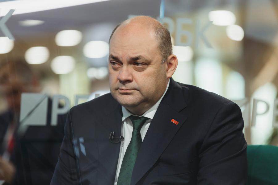 На фото: Алексей Смирнов

В апреле 2025 года&nbsp;в Москве был задержан бывший губернатор Курской области Алексей Смирнов. Он был обвинен по делу о мошенничестве на 1 млрд руб. при строительстве фортификационных сооружений в регионе. В частности, возникли вопросы к качеству &laquo;зубов дракона&raquo; (больших бетонных пирамид, которые должны препятствовать прохождению техники противника), траншей и других объектов.

Позже Смирнов признался и в получении откатов со строек в Мангушском районе ДНР, который Курская область поддерживала в рамках восстановления инфраструктуры. По словам экс-губернатора, он признался в получении 30 млн руб.&nbsp;Помимо Смирнова,&nbsp;фигурантами дела стали его бывший заместитель Алексей Дедов, руководитель &laquo;Корпорации развития Курской области&raquo; Владимир Лукин, бывший депутат Госдумы от Курской области Максим Васильев.

Также подозрения в&nbsp;хищениях&nbsp;при строительстве фортификаций возникли в Белгородской области. 4 октября по иску Генпрокуратуры Останкинский районный суд Москвы обратил в доход государства 925 млн руб. с нескольких чиновников, в том числе с вице-губернатора Белгородской области Рустэма Зайнуллина, бывшего начальника областного управления капитального строительства Алексея Сошникова, бывшего первого замглавы Росгвардии Виктора Стригунова.