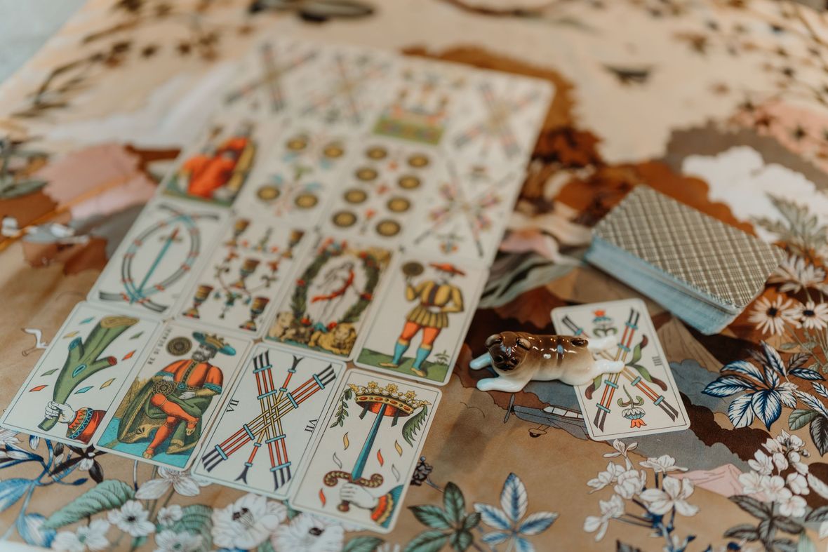 Расклад Таро на судьбу российского фондового рынка в четвертом квартале 2026 года и карта-совет на 2026 год (справа под фигуркой мопса)