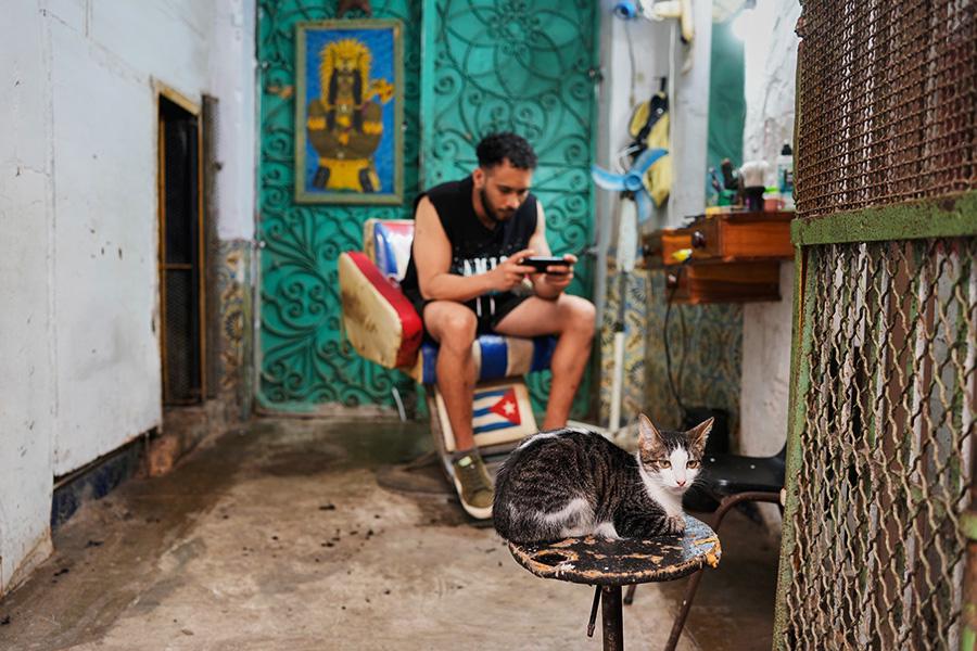 Парикмахер ждет клиентов, Гавана