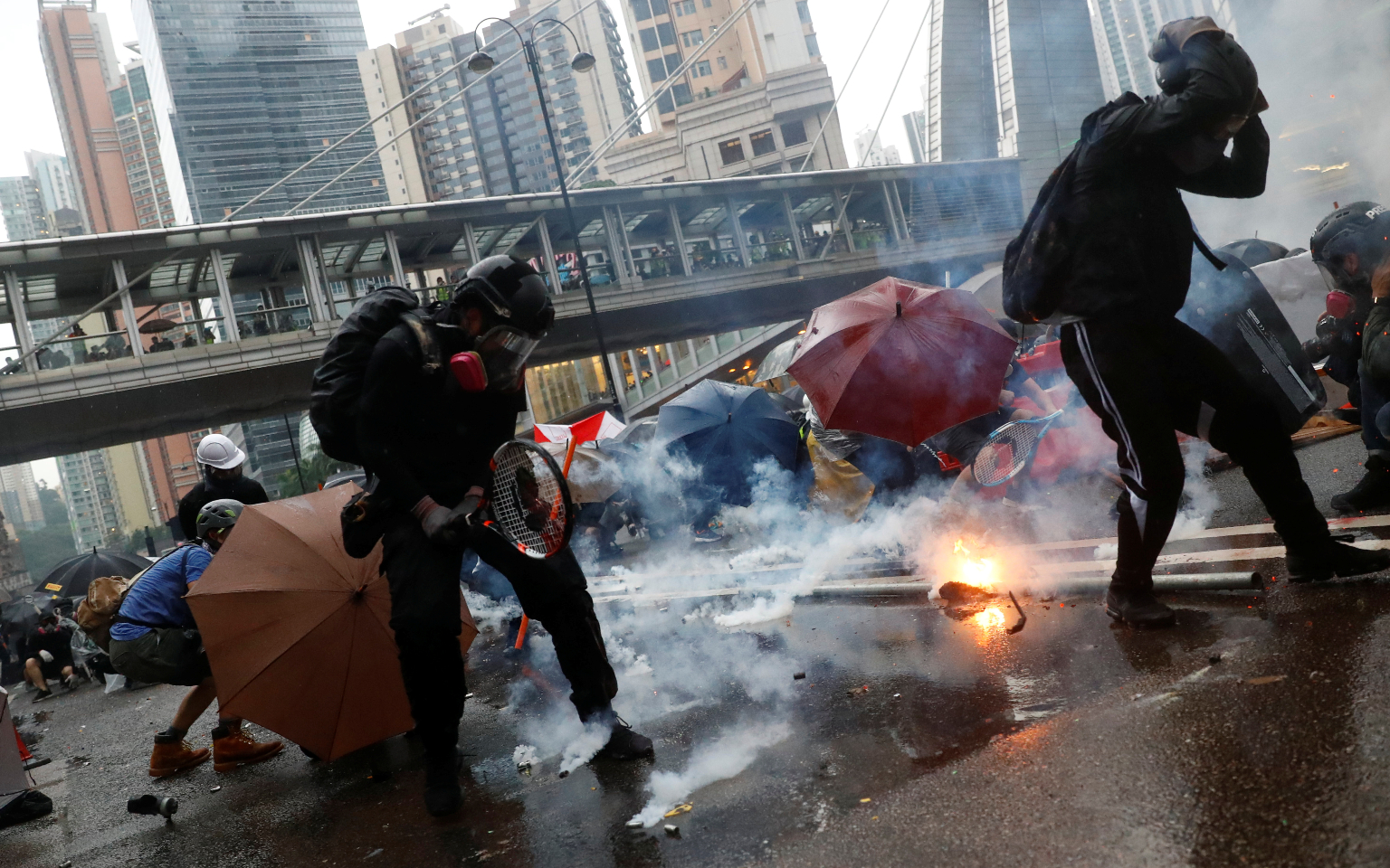 Полиция Гонконга впервые применила водометы против протестующих