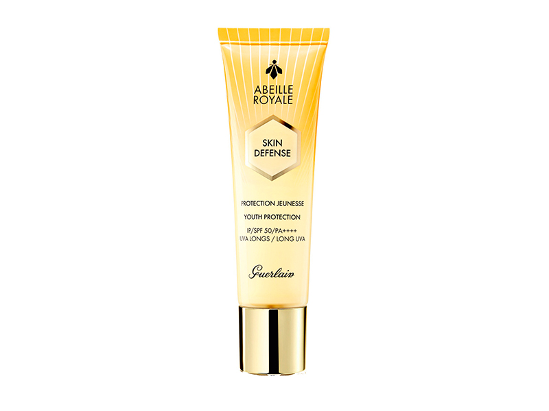 Защитный крем для лица Abeille Royale Skin Defense Youth Protection SPF 50, Guerlain. Содержит не только фильтры против УФА и УФБ- излучения, но также особое маточное молочко Guerlain, которое получают из смеси меда черной пчелы с острова Уэссан и марокканского меда. Крем служит для защиты и синтеза коллагена кожи.