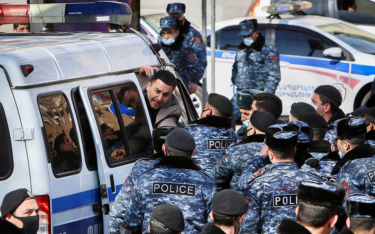 Сотрудники полиции задерживают участников акции протеста, выступающих против премьер-министра Армении Никола Пашиняна, у правительственного здания в Ереване