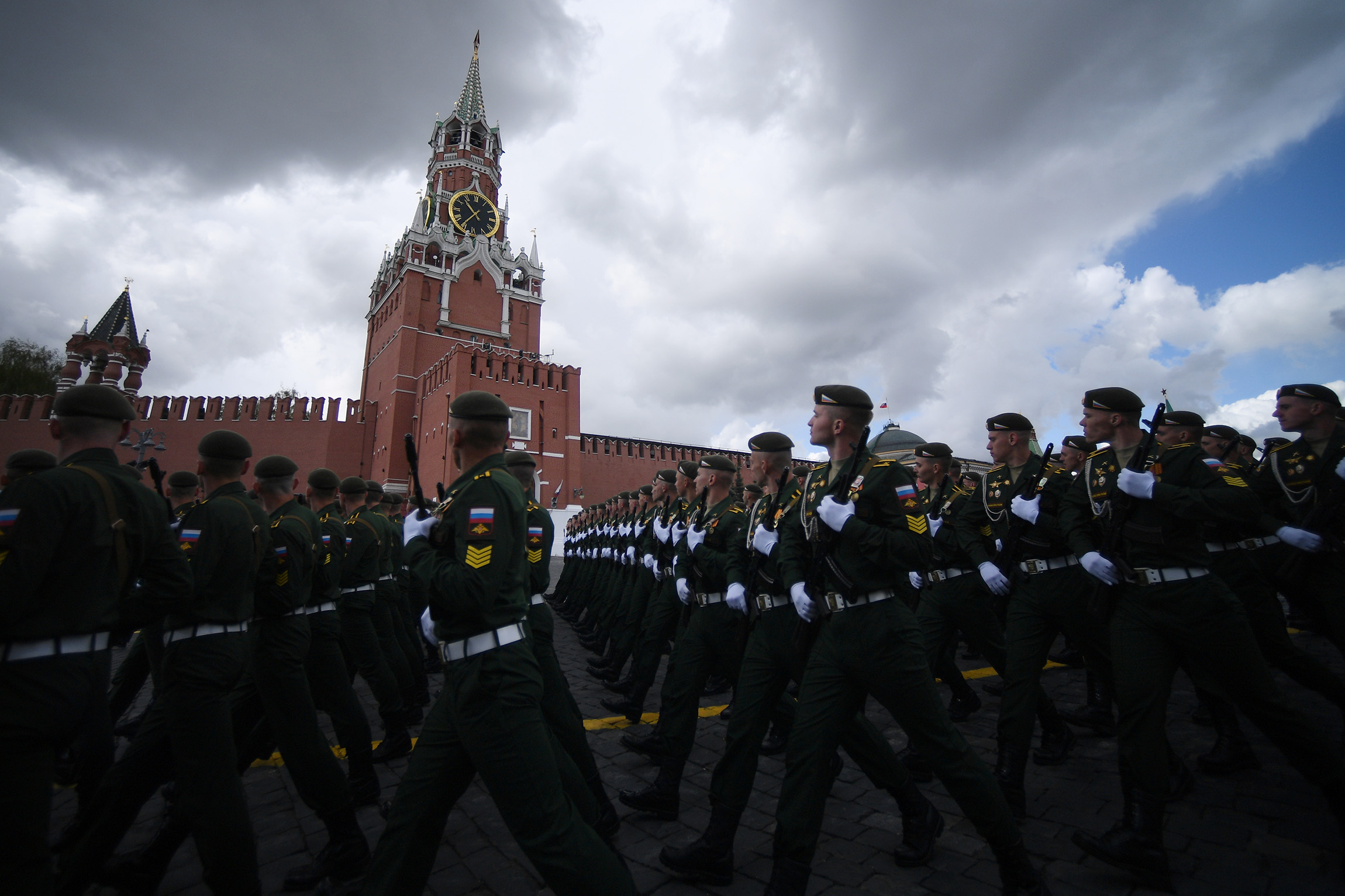 Военнослужащие парадных расчетов на военном параде, посвященном 77-й годовщине Победы в Великой Отечественной войне на Красной площади в Москве