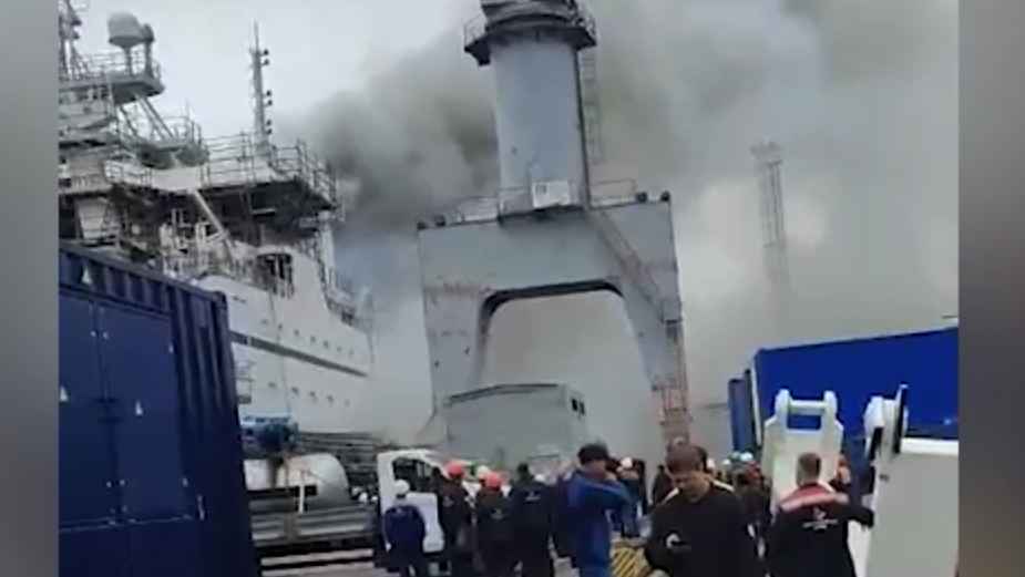 Как выглядит пожар на строящемся рыболовном траулере в Петербурге. Видео