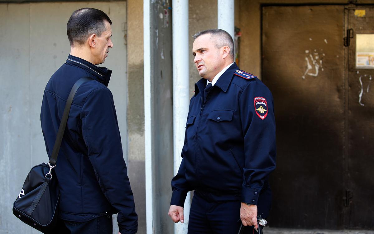 Если в квартире соседей появились нелегальные мигранты, то необходимо оповестить об этом участкового    &nbsp;