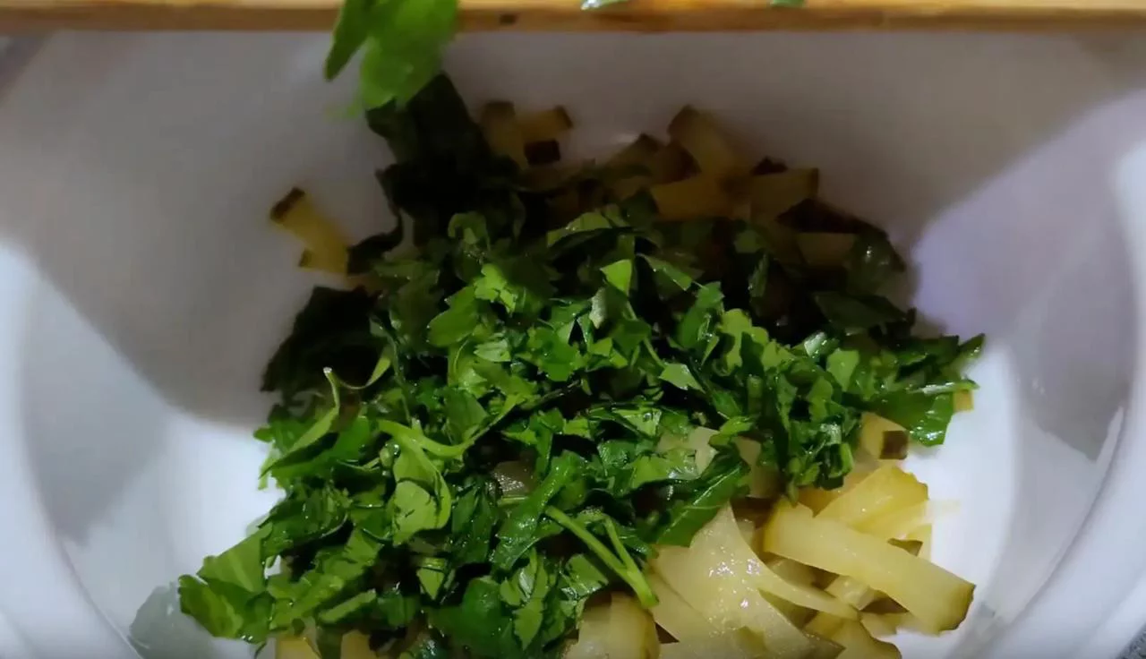 Добавьте зелень к огурцам