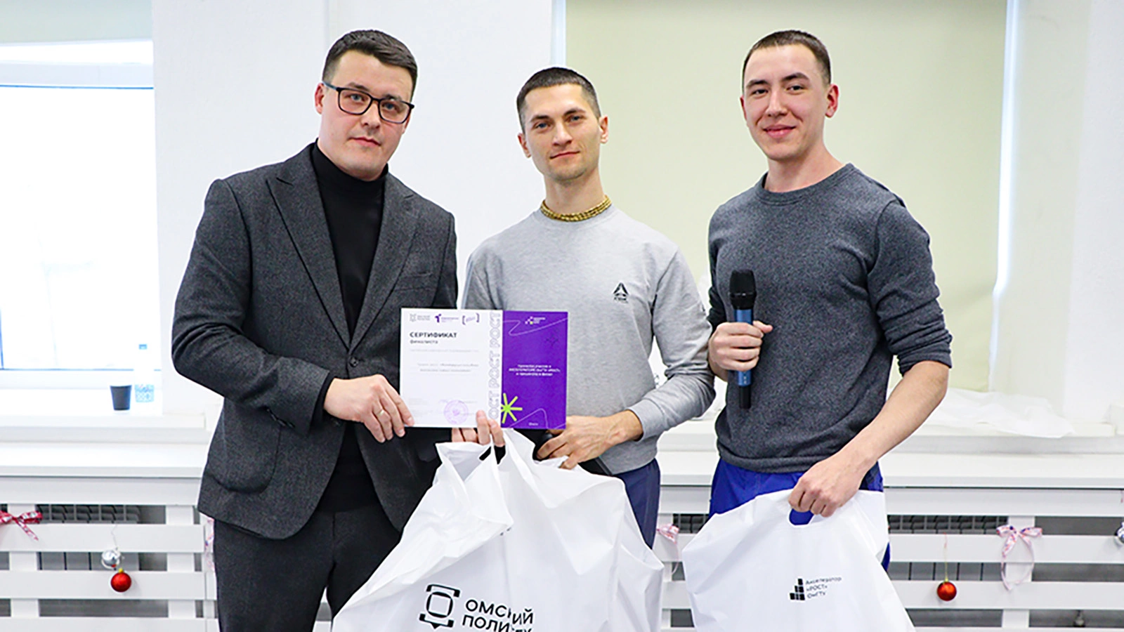 Студент нефтехимического института ОмГТУ Владислав Митрофанов, старший преподаватель кафедры «Промышленная экология и безопасность» политеха Владимир Кулешов и ее доцент Евгений Мелещенко