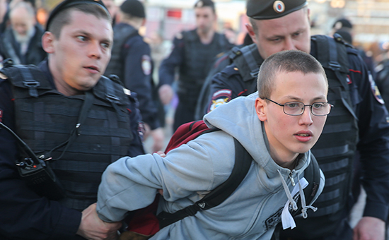 Задержание сотрудниками полиции участника акции, посвященной годовщине митинга на Болотной площади 6 мая 2012 года