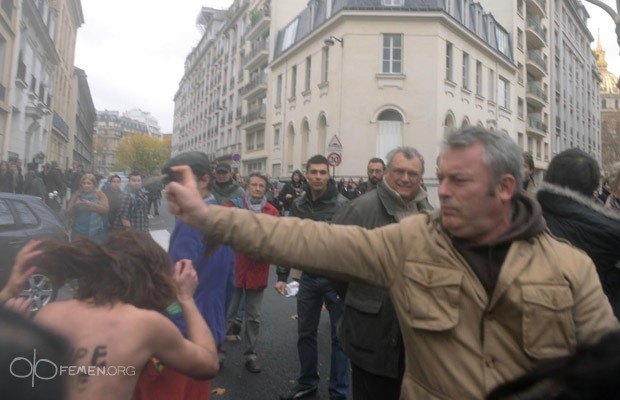 В Париже противники однополых браков избили активисток FEMEN