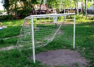 Школьника в Томске придавило футбольными воротами