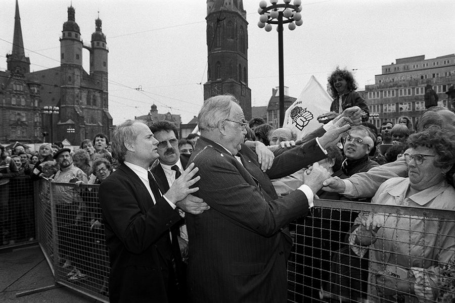 Активисты забросали яйцами канцлера ФРГ Гельмута Коля во&nbsp;время его посещения немецкого города Галле. 10&nbsp;мая 1991&nbsp;года.