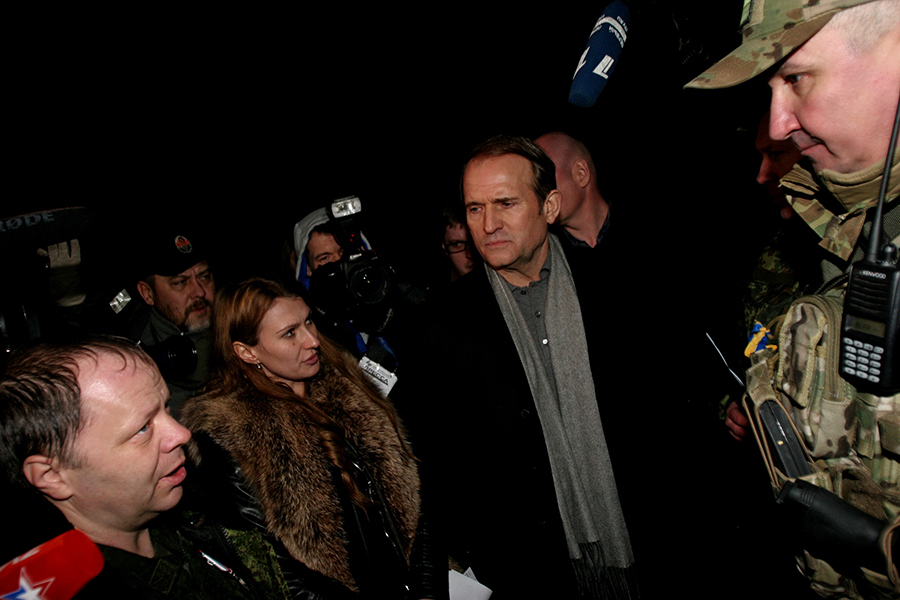 Виктор Медведчук&nbsp;во время обмена пленными между ополченцами ДНР и украинскими силовиками
