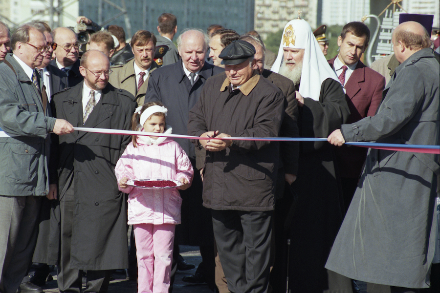 Торжественное открытие обновленной МКАД, сентябрь 1998 года. На церемонии присутствуют мэр Москвы Юрий Лужков, председатель Совета Федерации Егор Строев, патриарх Алексий II