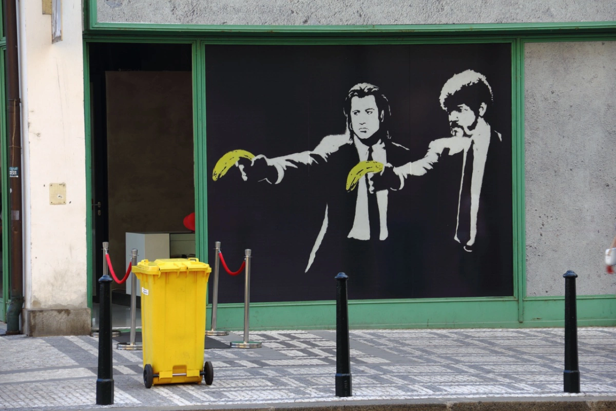 На граффити Pulp Fiction Бэнкси изобразил персонажей Винсента Веги и Джулса Уинфилда из фильма Квентина Тарантино «Криминальное чтиво». Вместо пистолетов мужчины держат в руках бананы