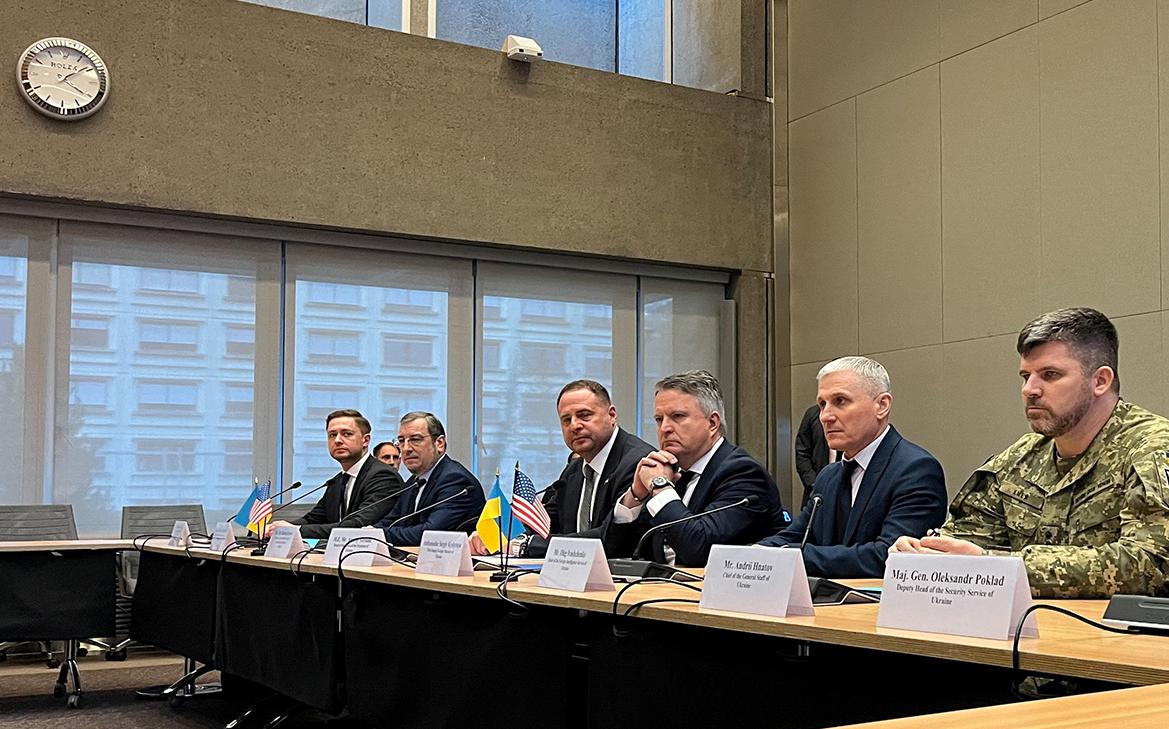 FT сравнила панику Запада из-за плана США с действиями курицы без головы