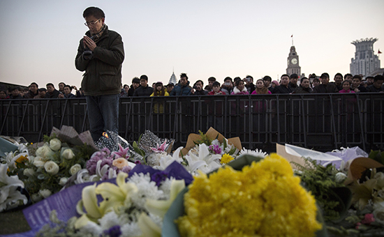 Временный мемориал на месте трагедии в Шанхае