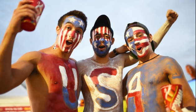 Американские фанаты на стадионе "Арена дас Дунас" перед матчем в Группе G между Ганой и США. Все фото - Getty Images