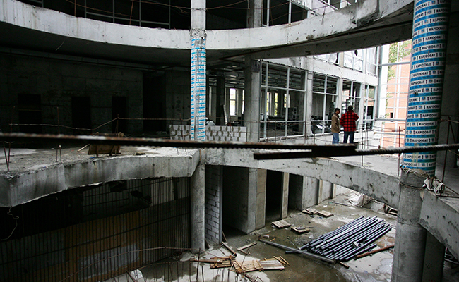 Заброшенная стройплощадка торгового центра