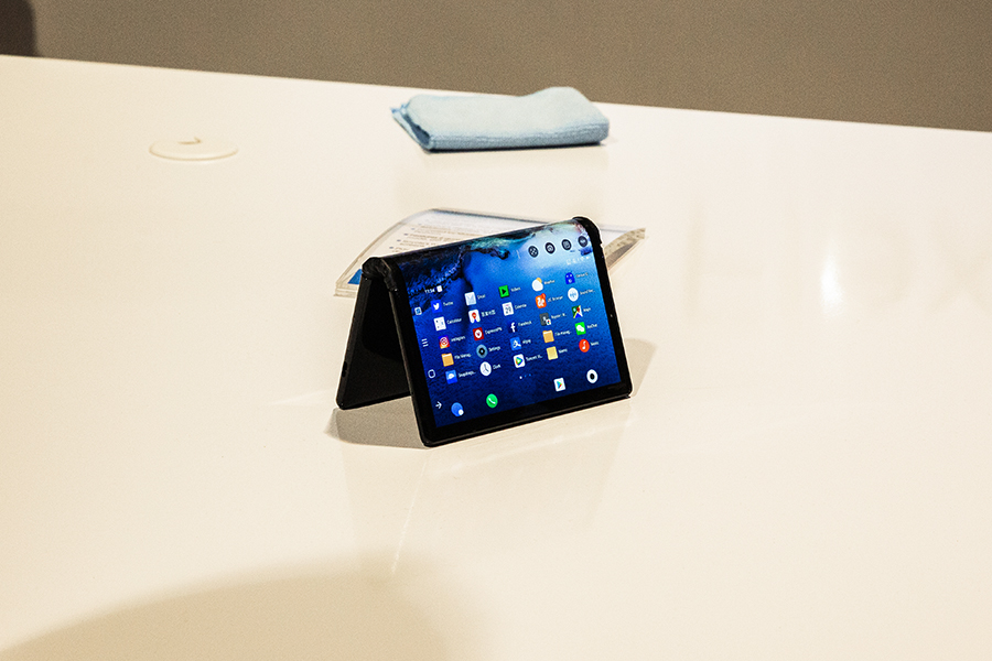 Китайская компания Royole представила первый смартфон с гнущимся экраном FlexPai. В развернутом виде он больше напоминает планшет&nbsp;&mdash; диагональ экрана устройства составляет 7,8 дюйма