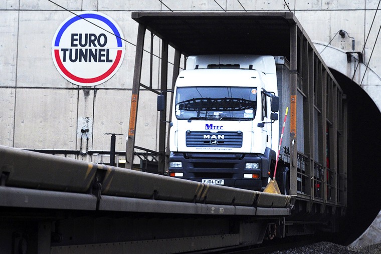 Евротоннель под Ла-Маншем

&nbsp;

Железнодорожный тоннель длиной 51 км соединяет континентальную Европу с Великобританией. Пассажиры могут добраться из Парижа до Лондона всего за 2 часа 15 минут, а в самом тоннеле поезд находится всего полчаса. Плата за проезд составляет 23-204 фунта (32-286 евро).