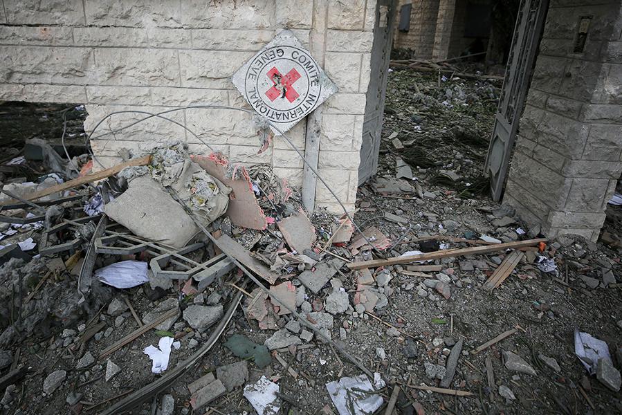 Вид на разрушенное здание Красного Креста в результате&nbsp;израильских авиаударов по сектору Газа