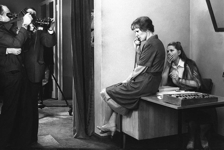 Людмила Гурченко (в центре) на съемках фильма &laquo;Любимая женщина механика Гаврилова&raquo; Петра Тодоровского, 1981 год