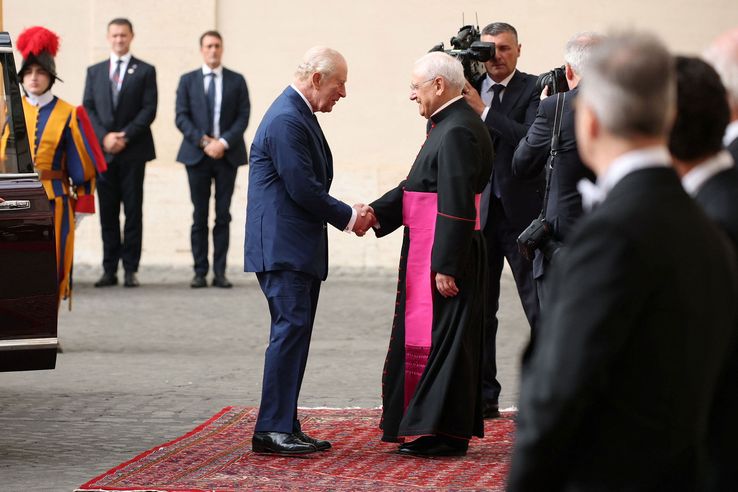 Регент префектуры папского дома Леонардо Сапиенца приветствует Карла III.