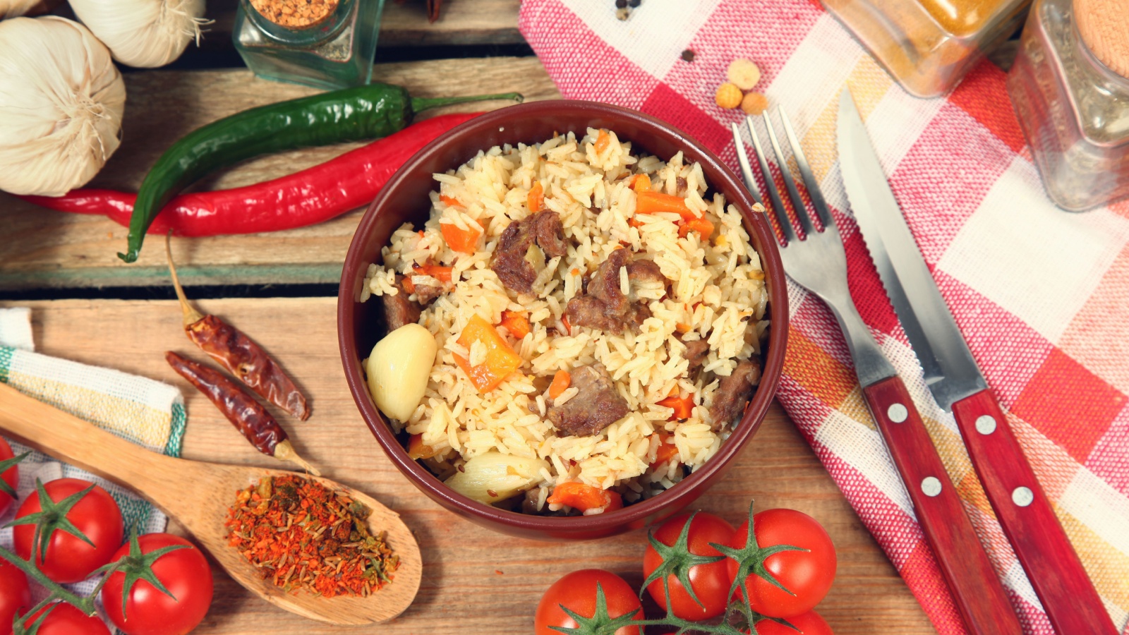 Плов со свининой лучше подавать горячим, сразу после приготовления