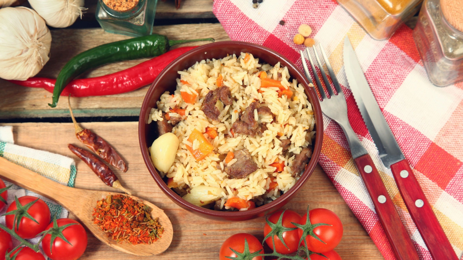 Плов со свининой лучше подавать горячим, сразу после приготовления