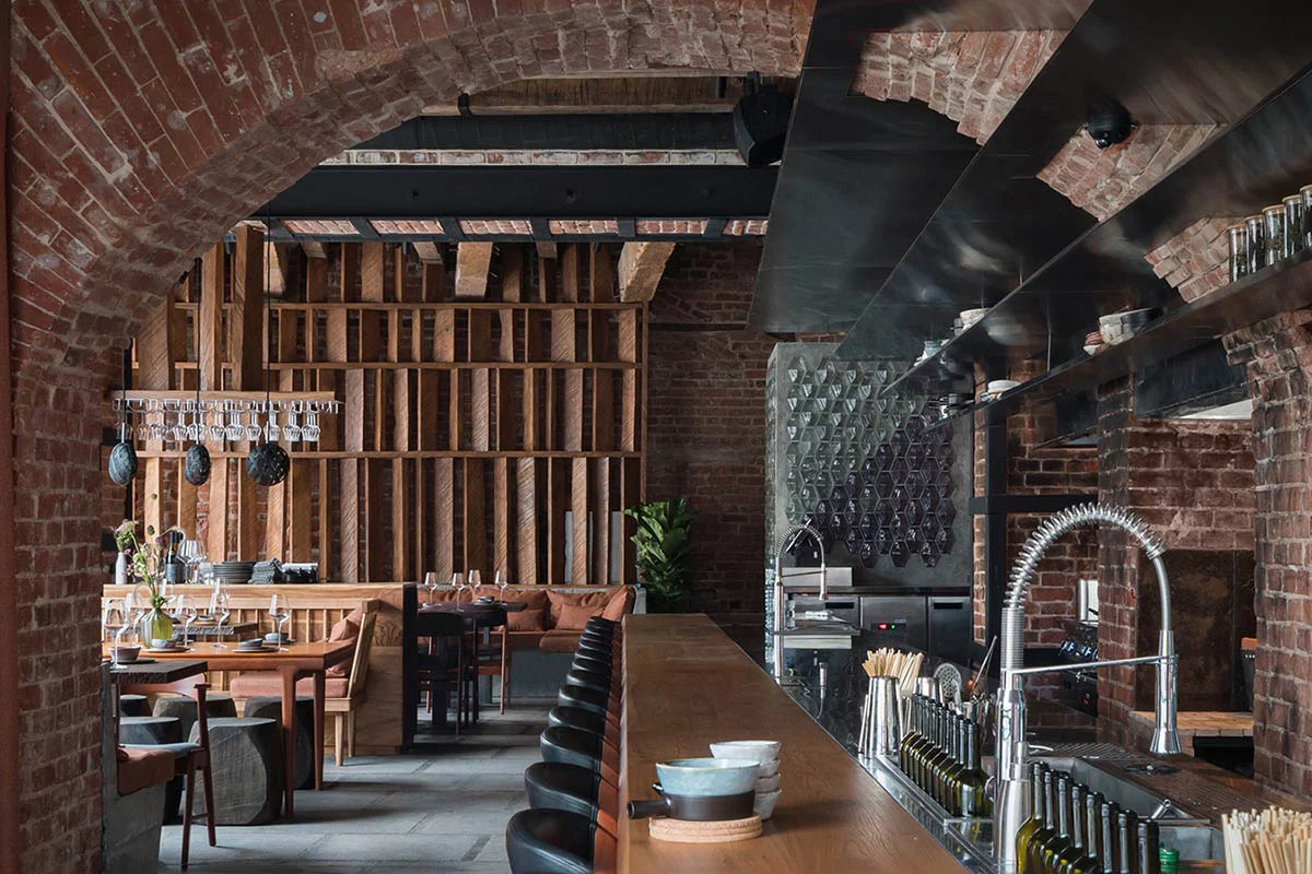 Интерьер Lucky Izakaya Bar — отдельный элемент концепции: тщательно продуманное освещение и материалы создают ощущение современного гастробара, при этом пространство остается живым и функциональным