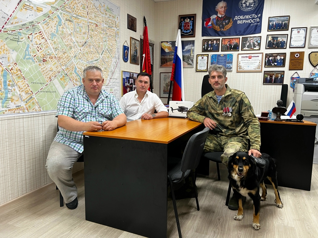 Глава муниципального образования &laquo;Дачное&raquo; Вадим Сагалаев (дальний справа) и его заместитель Игорь Заболотный принимают участника СВО, июль 2024 года