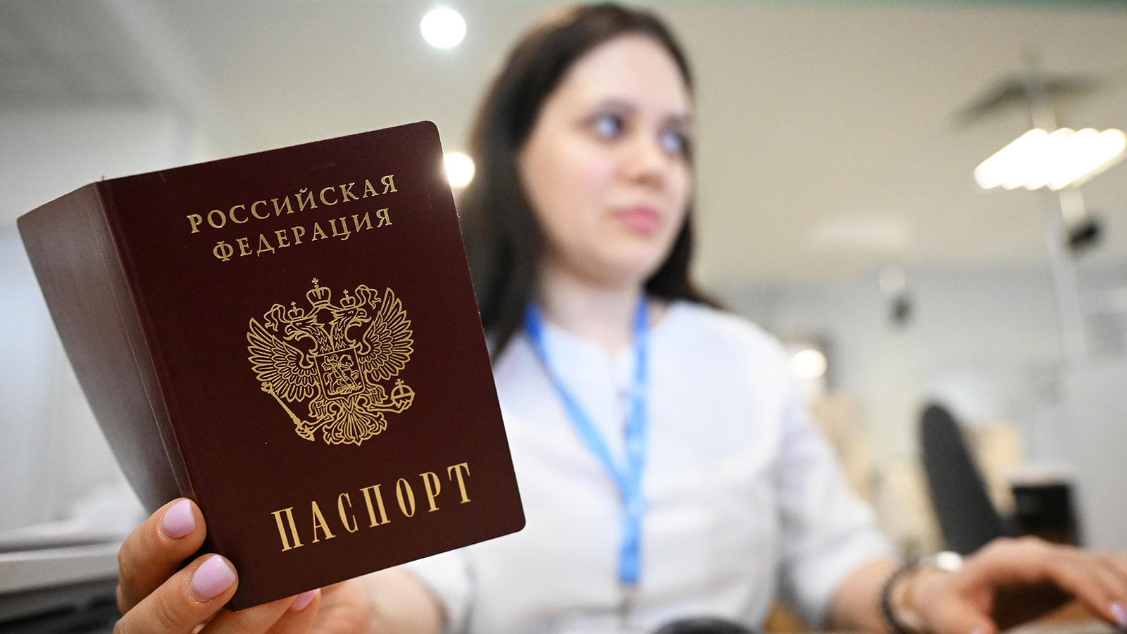 Для замены недействительного паспорта нужно обратиться в отделение МВД или заполнить заявление на «Госуслугах»