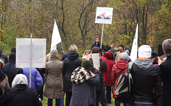 Активисты, протестующие против&nbsp;застройки в&nbsp;парке &laquo;Дружба&raquo;, 24 октября 2015 года