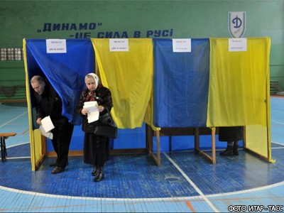 Премьер Украины объявил о победе партии В.Януковича на выборах