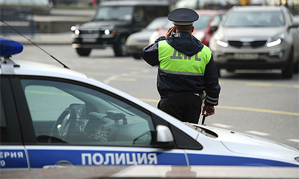 В Санкт-Петербурге женщина избила троих сотрудников ДПС