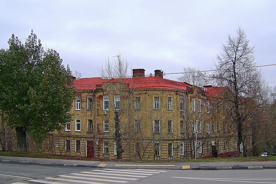 Еще одна дореволюционная постройка &mdash; бывший доходный дом в Жуковом проезде, 21, возведенный в 1910 году