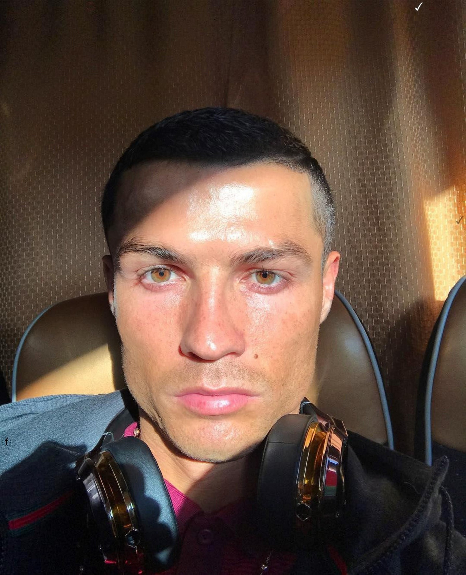 Роналду по ходу Кубка конфедераций попросил читателей своего Instagram оценить, какого цвета у него глаза