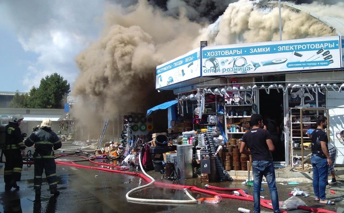 В Краснодаре потушили крупный пожар на складе торгового комплекса
