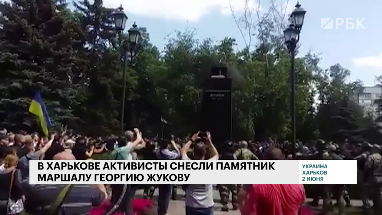 В Харькове снесли бюст маршала Жукова