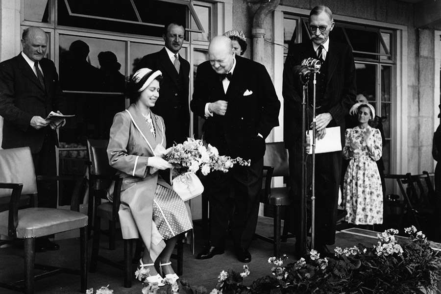 Уинстон Черчилль, срок полномочий: 1951&ndash;1955.

На фото Черчилль беседует с принцессой Елизаветой 12 июля 1951 года на открытии Международного центра молодежи в Лондоне. Когда Елизавета II взошла на престол в 1952 году, он во&nbsp;второй раз занимал должность премьер-министра (его первый срок продлился с 1940-го по 1945 год). Черчилль умер в 1965 году в возрасте 90 лет