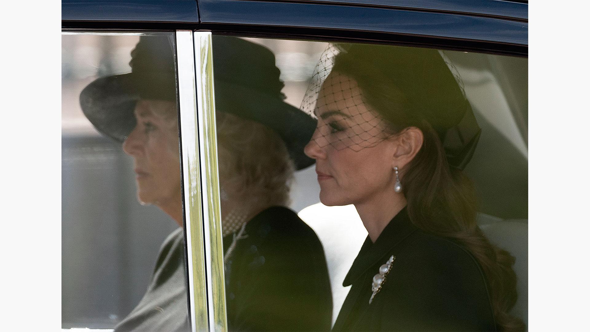 Кейт миддлтон жива или умерла. Похороны королевы Елизаветы 2022- Кейт Миддлтон. Кейт Миддлтон на похоронах Елизаветы 2. Кейт Миддлтон на похоронах. Кэтрин принцесса Уэльская 2022.